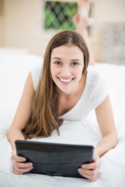 Mujer usando tableta digital —  Fotos de Stock