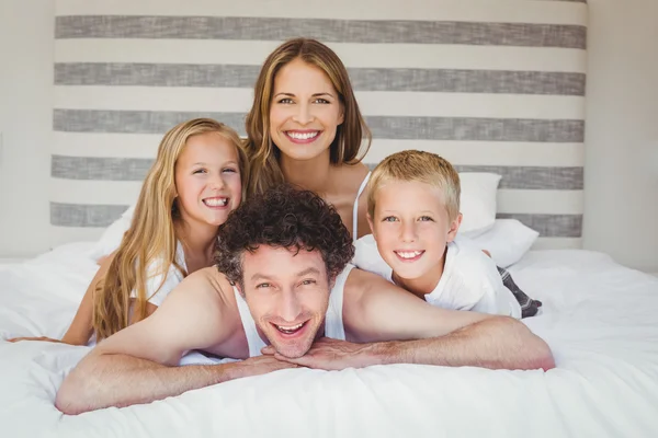 ベッドで休んで家族 — ストック写真
