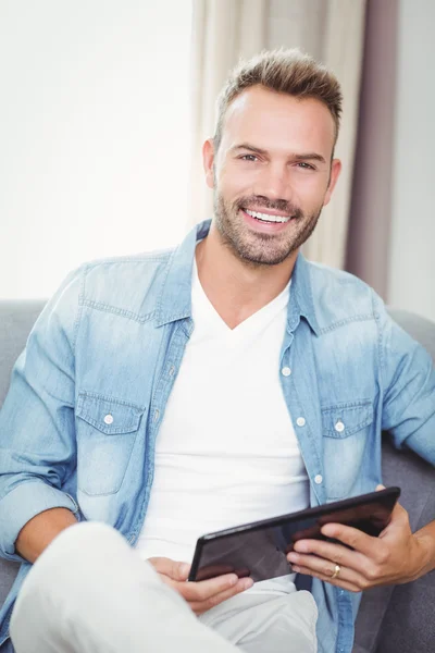 Hombre sosteniendo tableta digital — Foto de Stock