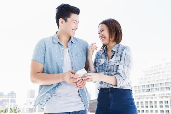 Glückliches Paar mit Handy — Stockfoto