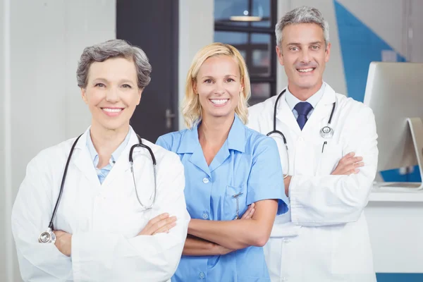 Equipe de médicos de pé com os braços cruzados — Fotografia de Stock