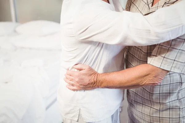 Sección media del hombre mayor abrazando a la esposa — Foto de Stock