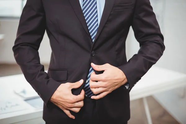 Hombre de negocios ajustando traje — Foto de Stock