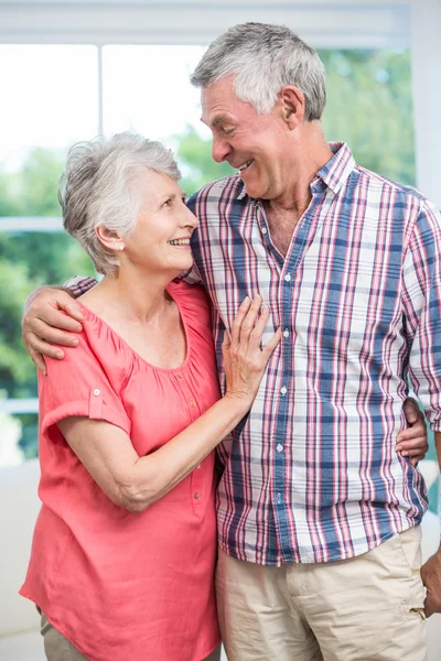 Senior-Paar schaut sich persönlich an — Stockfoto