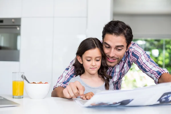 Pai e filha lendo jornal — Fotografia de Stock