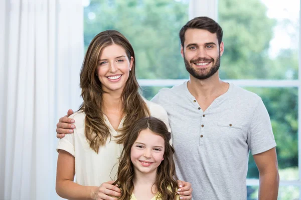 Rodina stojí doma — Stock fotografie