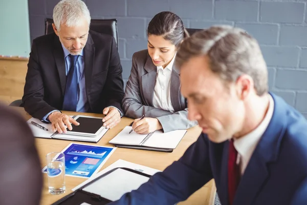 Empresarios en sala de conferencias — Foto de Stock