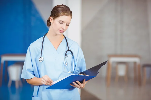 Doctor sujetando portapapeles — Foto de Stock