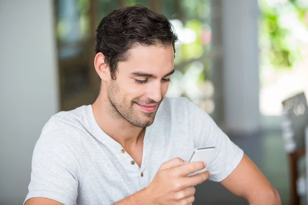 Mann benutzt Smartphone — Stockfoto