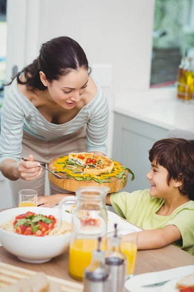 Mutter reicht Sohn Essen — Stockfoto