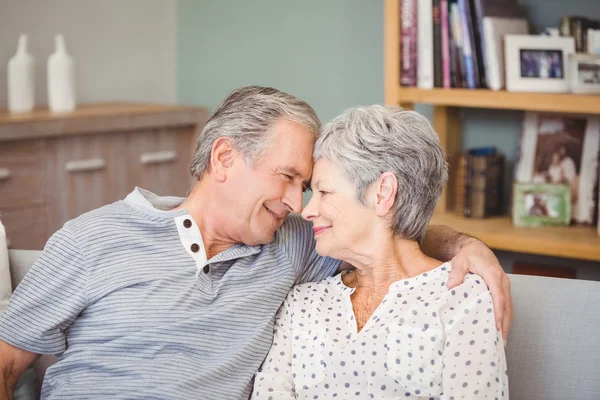 Casal sênior sentado no sofá — Fotografia de Stock