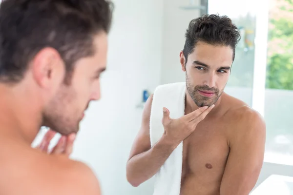 Man looking in mirror — Stock Photo, Image