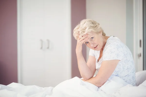 Seniorin leidet unter Kopfschmerzen — Stockfoto