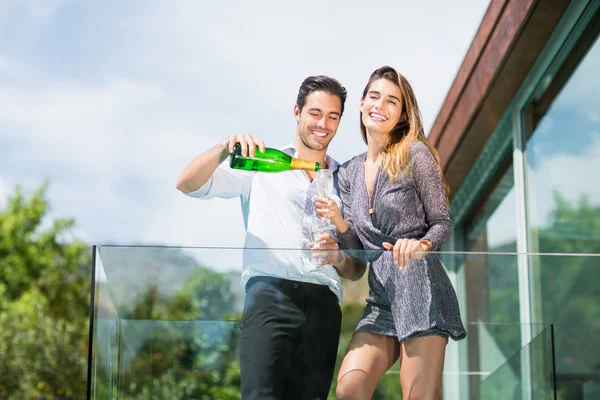Couple buvant du champagne au balcon — Photo