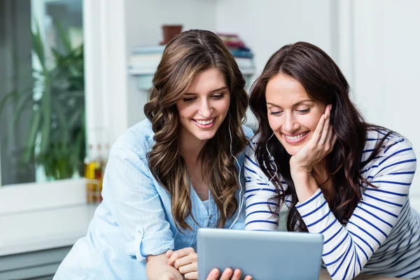 Friends watching video on digital tablet — Stock Photo, Image