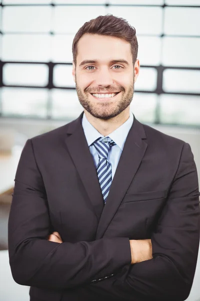 Geschäftsmann mit verschränkten Armen im Amt — Stockfoto