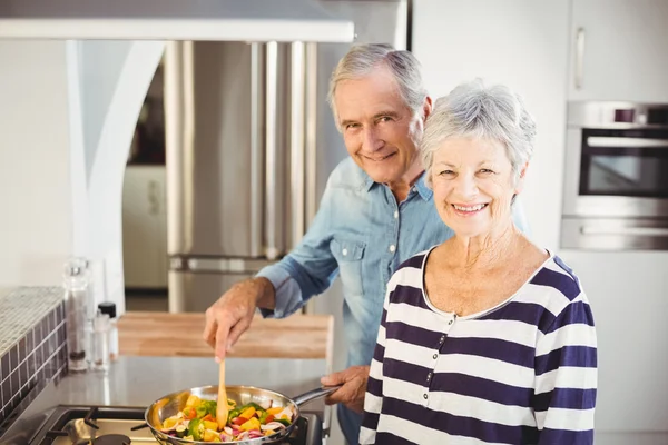 Retrato de pareja mayor cocinando comida —  Fotos de Stock
