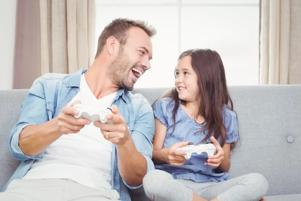 Pai e filha jogando videogame — Fotografia de Stock