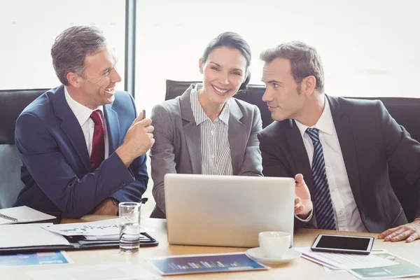 Affärsmän i konferensrum — Stockfoto