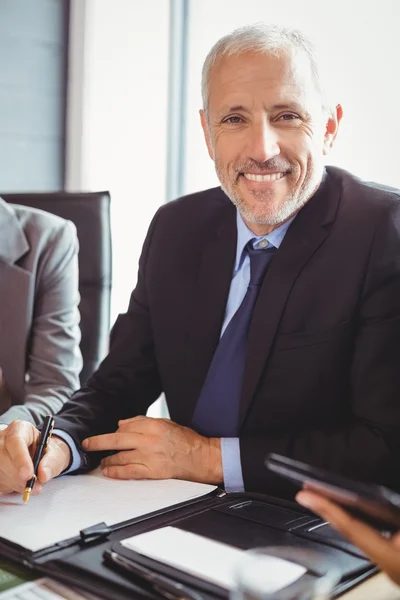 Hombre de negocios escribir informe —  Fotos de Stock