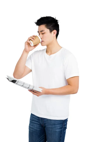 Ο άνθρωπος με τον καφε και διαβάζοντας εφημερίδα — Φωτογραφία Αρχείου