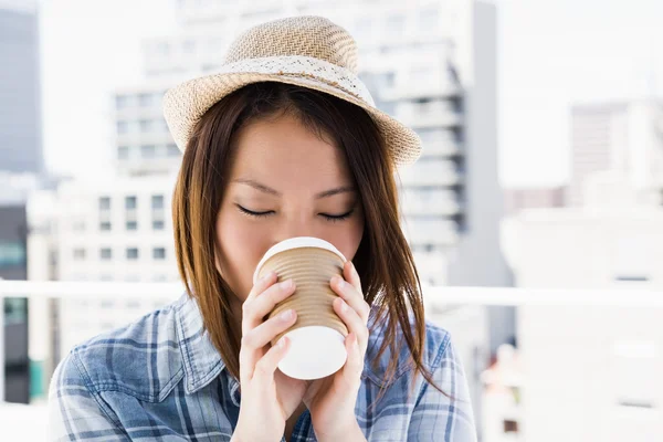 Νεαρή γυναίκα πίνει καφέ. — Φωτογραφία Αρχείου