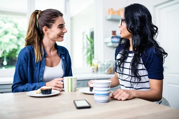 Amigas hablando mientras desayunan —  Fotos de Stock