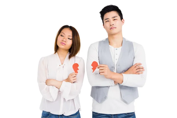 Pareja sosteniendo roto el corazón — Foto de Stock