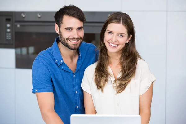 Par med laptop stående hemma — Stockfoto