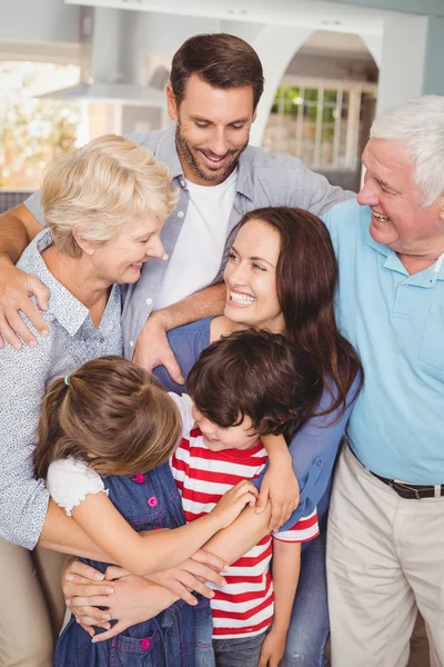 Familie genießt zu Hause — Stockfoto