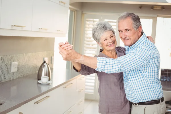 Retrato de homem idoso alegre dançando com a esposa — Fotografia de Stock