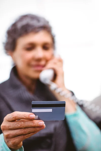 Жінка тримає платіжну картку — стокове фото