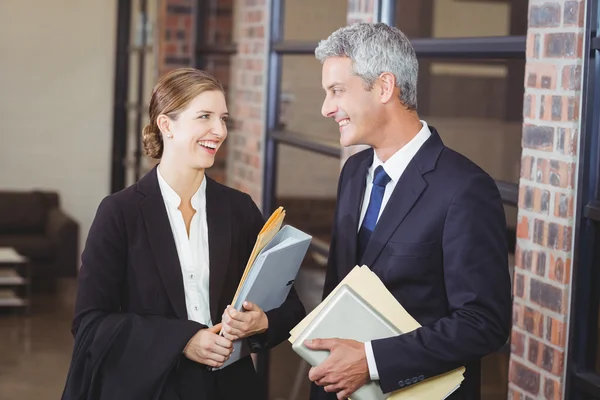 Geschäftsleute diskutieren im Büro — Stockfoto