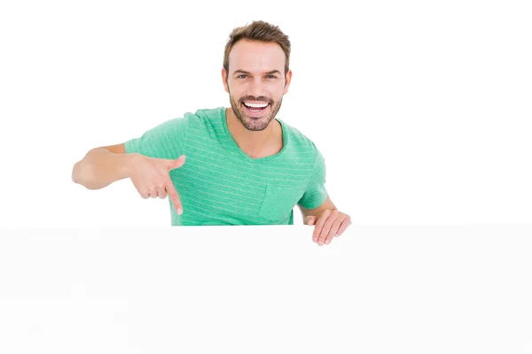 Homem feliz mostrando placa branca — Fotografia de Stock