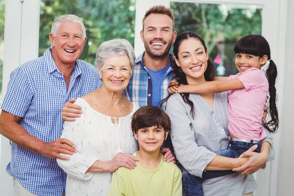 Multi generatie familie thuis — Stockfoto