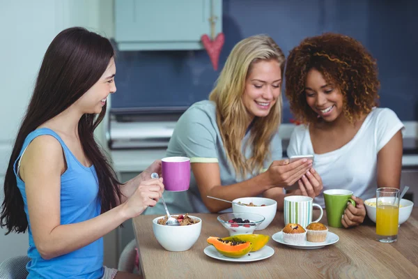 Amigos do sexo feminino usando smartphone — Fotografia de Stock