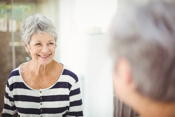 Spiegelbild einer glücklichen Seniorin — Stockfoto