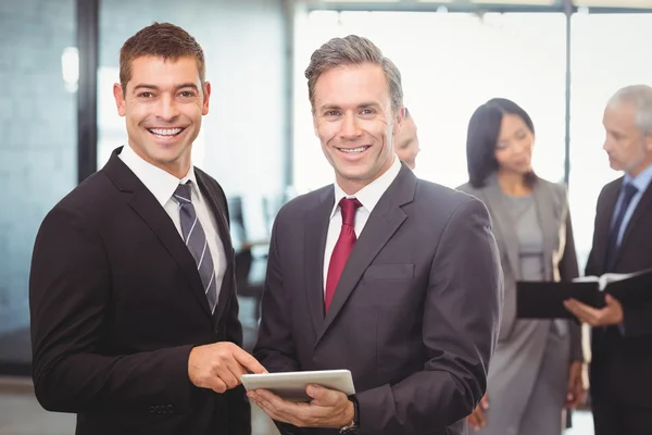 Hombres de negocios usando tableta digital —  Fotos de Stock