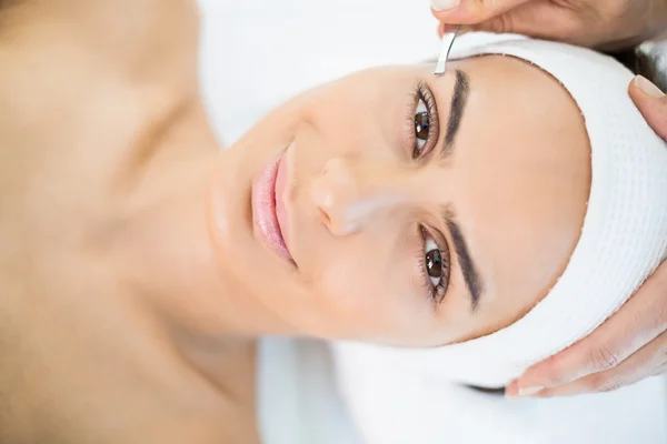 Mujer recibiendo masaje facial —  Fotos de Stock