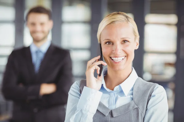 Geschäftsfrau telefoniert mit Handy — Stockfoto