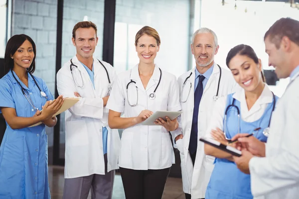 Equipe médica de pé com arquivo e área de transferência — Fotografia de Stock