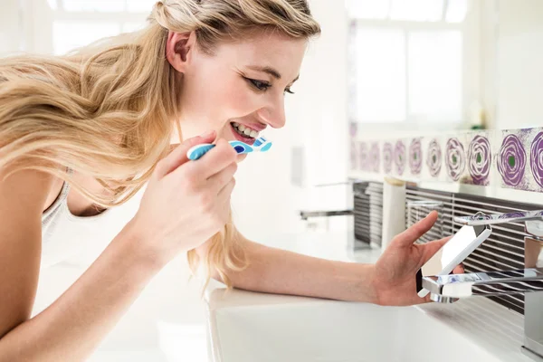 Femme brossant les dents — Photo