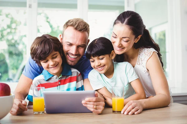 Familia usando tableta digital —  Fotos de Stock