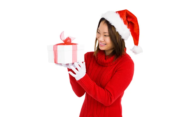 Vrouw in kerst kleding bedrijf cadeau — Stockfoto