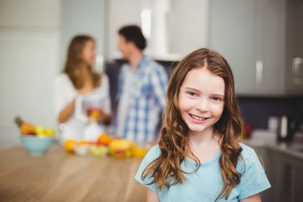 Sorrindo menina na cozinha — Fotografia de Stock