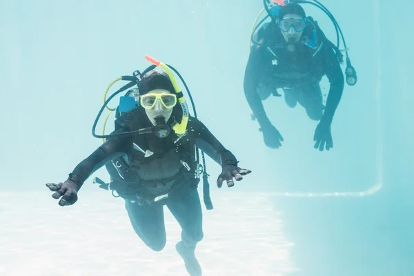 Coppia pratica immersioni insieme — Foto Stock