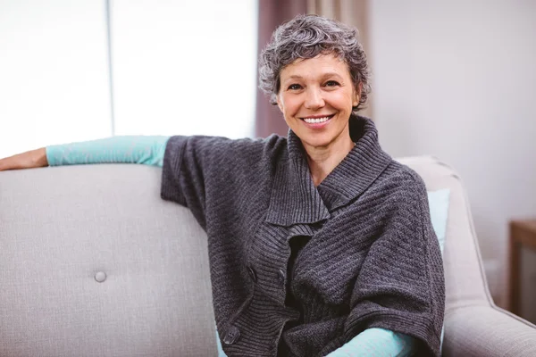 Frau sitzt auf Sofa — Stockfoto