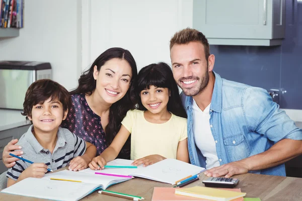 Padres que ayudan a los niños —  Fotos de Stock