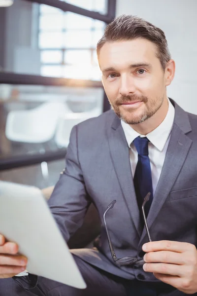 Affärsman som håller digital tablett — Stockfoto