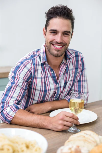 Man het drinken van wijn aan tafel — Stockfoto